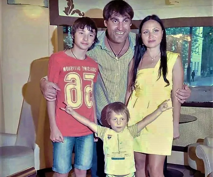 Алексей Дмитриев с семьей