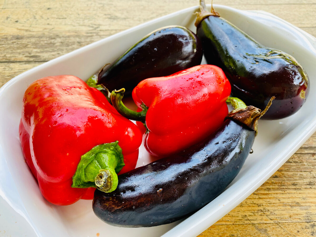 Натерты маслом и проткнуты вилкой