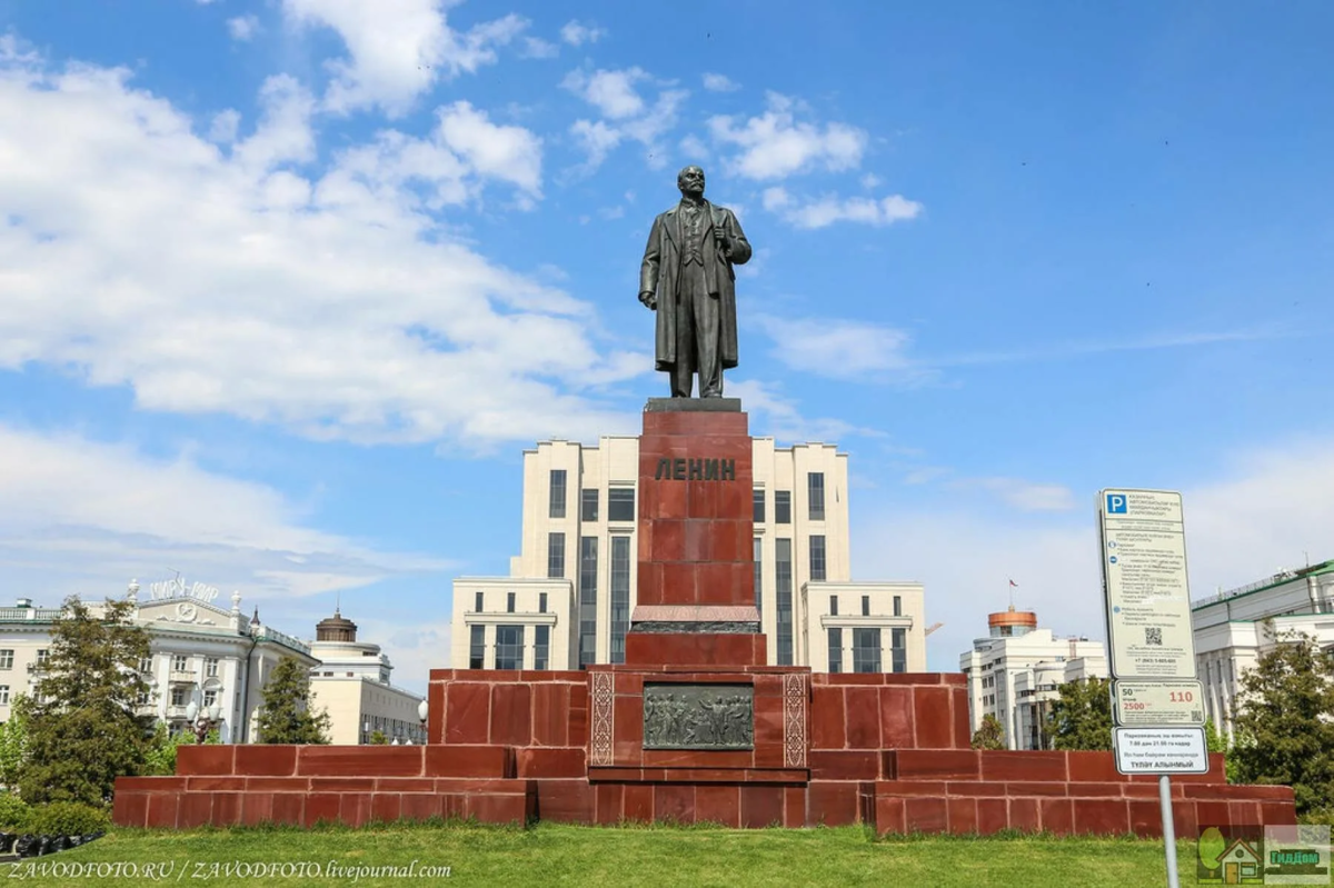 Ленин казань адрес. Памятник Ленину в Казани. Статуя Ленина Казань. Памятник на площади свободы Казань. Казань Ленин площадь свободы.