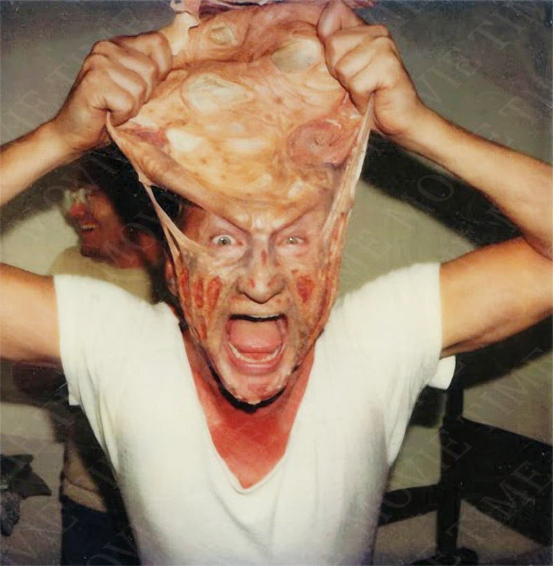      Роберт Энглунд снимает маску после съемок