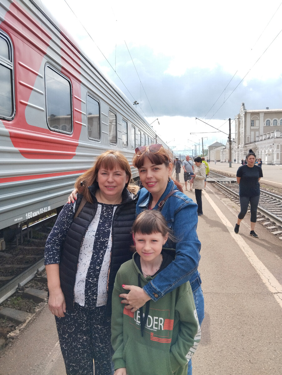 Сестра Валя, я и Ника. Проездом в нашем городе. Возвращаются из деревни домой 