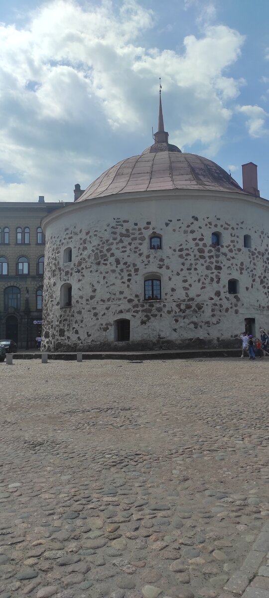 Толстая Катерина на рыночной площади Выборга 