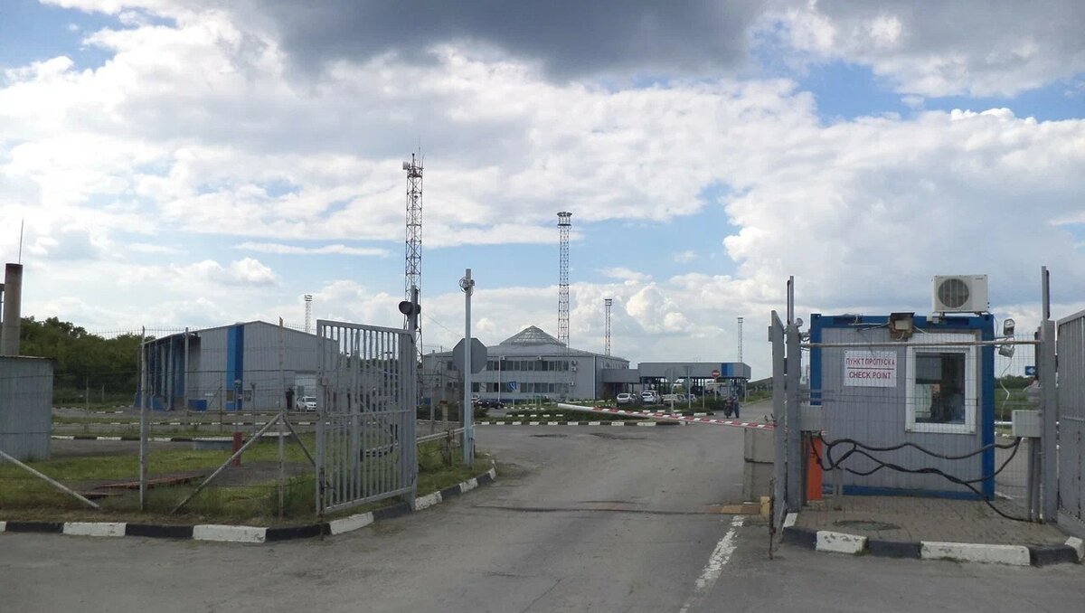     На границе Ростовской области и ЛНР ограничили движение транспорта на КПП «Гуково» из-за ремонта дороги, об этом объявили на портале правительства Республики.