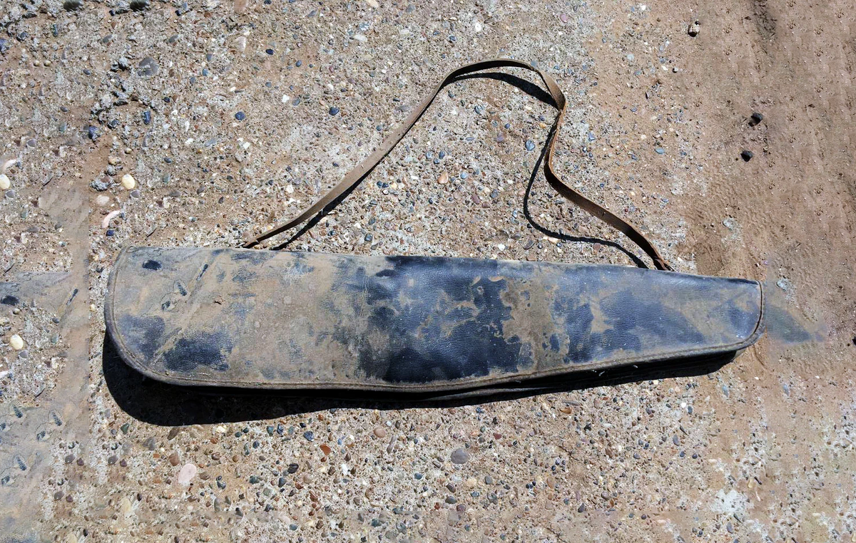 Непонятный чехол из настоящей кожи. Был закрыт на замок на молнии, а так же к нему прикреплена ручка, так же из настоящей кожи.