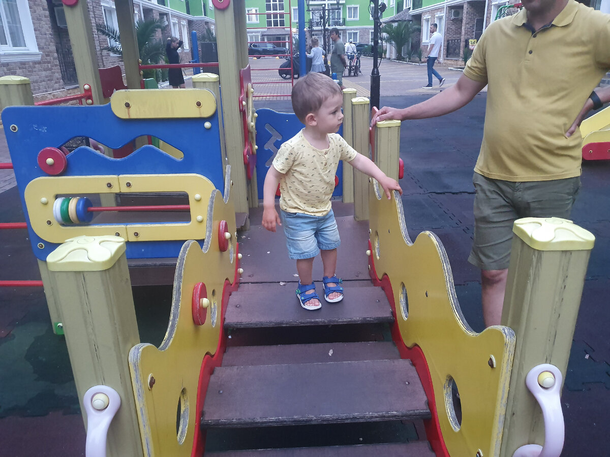 На территории нашего комплекса есть детские площадки, мимо которых Саня пройти не мог