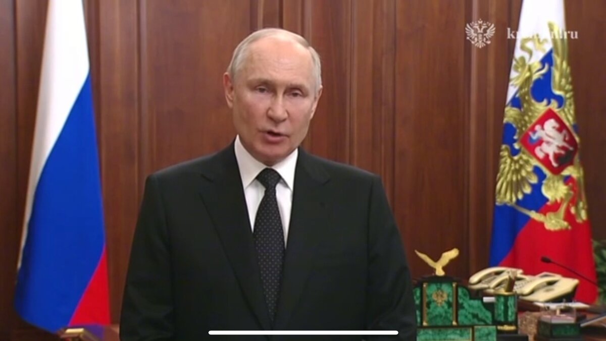     В своем выступлении он заявил, что прямо сейчас нужно всем гражданам страны объединиться, так как страна переживает непростой период.