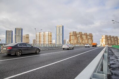    Мост через трассу М-4 «Дон» в подмосковном Домодедове ©страница Александра Двойных в социальной сети «ВКонтакте»