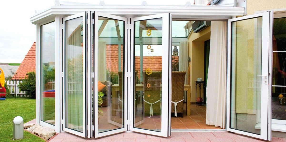Остекление террасы раздвижным теплым вариантом "гармошка". Без импостов. Фотография из интернета. 