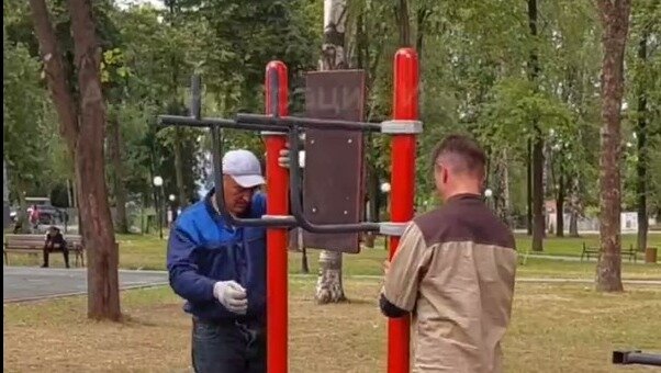     В Заречном сквере Ленинского района Ижевска устанавливают детскую площадку и спортивное оборудование.