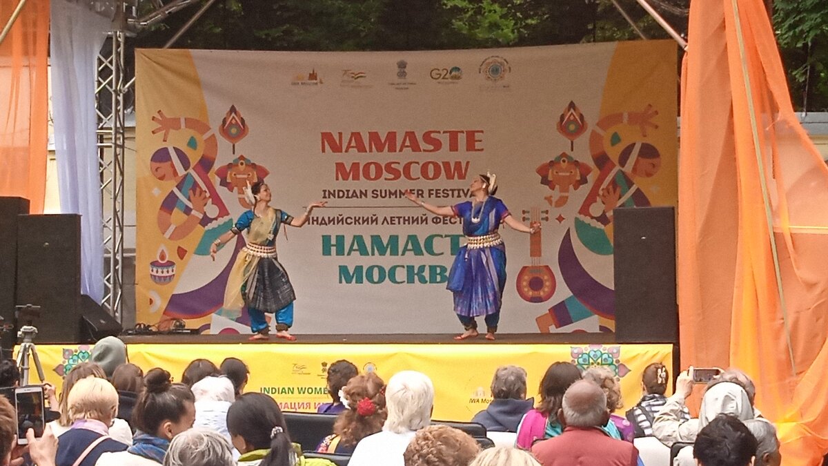 Традиционный индийский танец на главной сцене. 