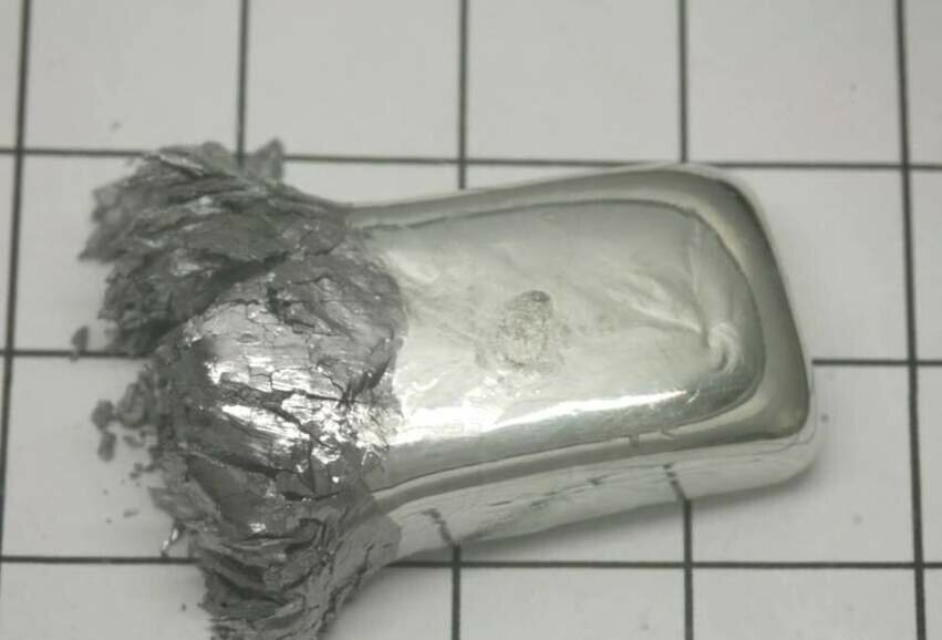 Слиток бета-олова превращается в альфа-олово 