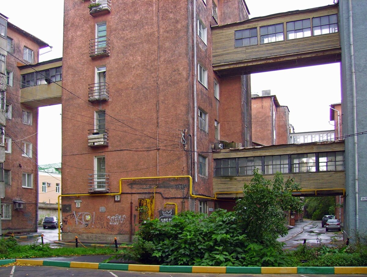 дом коммуна на орджоникидзе. гинзбург архитектор дом наркомфина. известные коммуны. общежитие текстильного института на улице орджоникидзе. дом на новинском бульваре гинзбург.