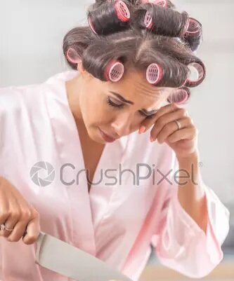 Фото с https://www.crushpixel.com/ru/stock-photo/woman-hair-curlers-nighgown-cries-2115136.html