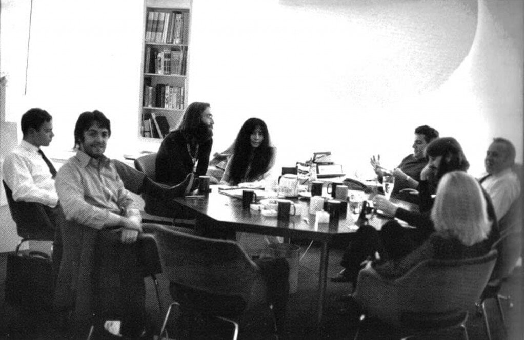 19 сентября 1969 года, Лондон, офис Apple на Сэвил-Роу, 3. Битлз (без Джорджа, но с Оно) и Кляйном
