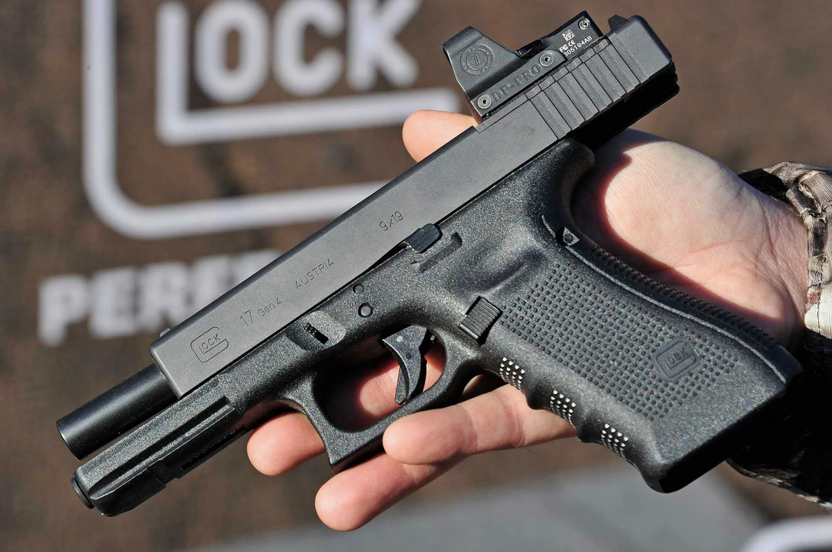 Глок т. Glock g19. Глок 17 с коллиматором. Пистолет Glock g17. Глок 19 и Глок 17.