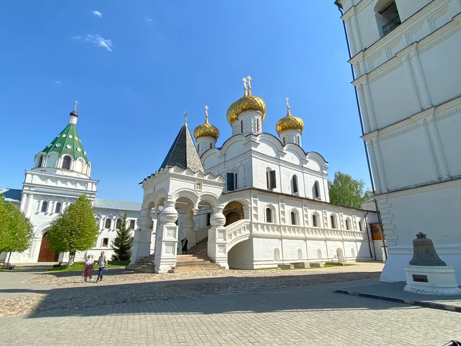 Свято-Троицкий собор и Надвратная церковь