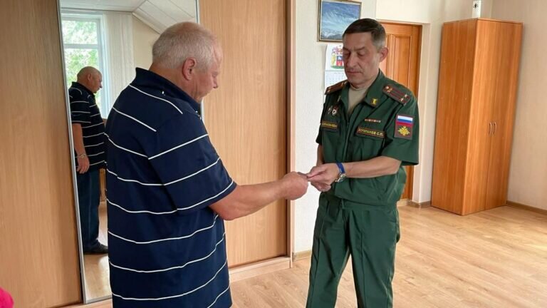    В Орске отцу погибшего бойца СВО передали Орден Мужества сына Кристина Просвиркина