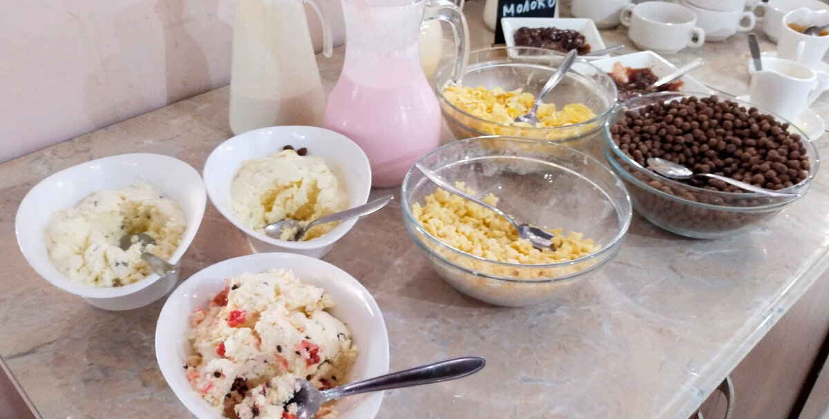 Творог с разными наполнителями. Очень вкусный весь, сочный, и можно ещё залить его йогуртом.