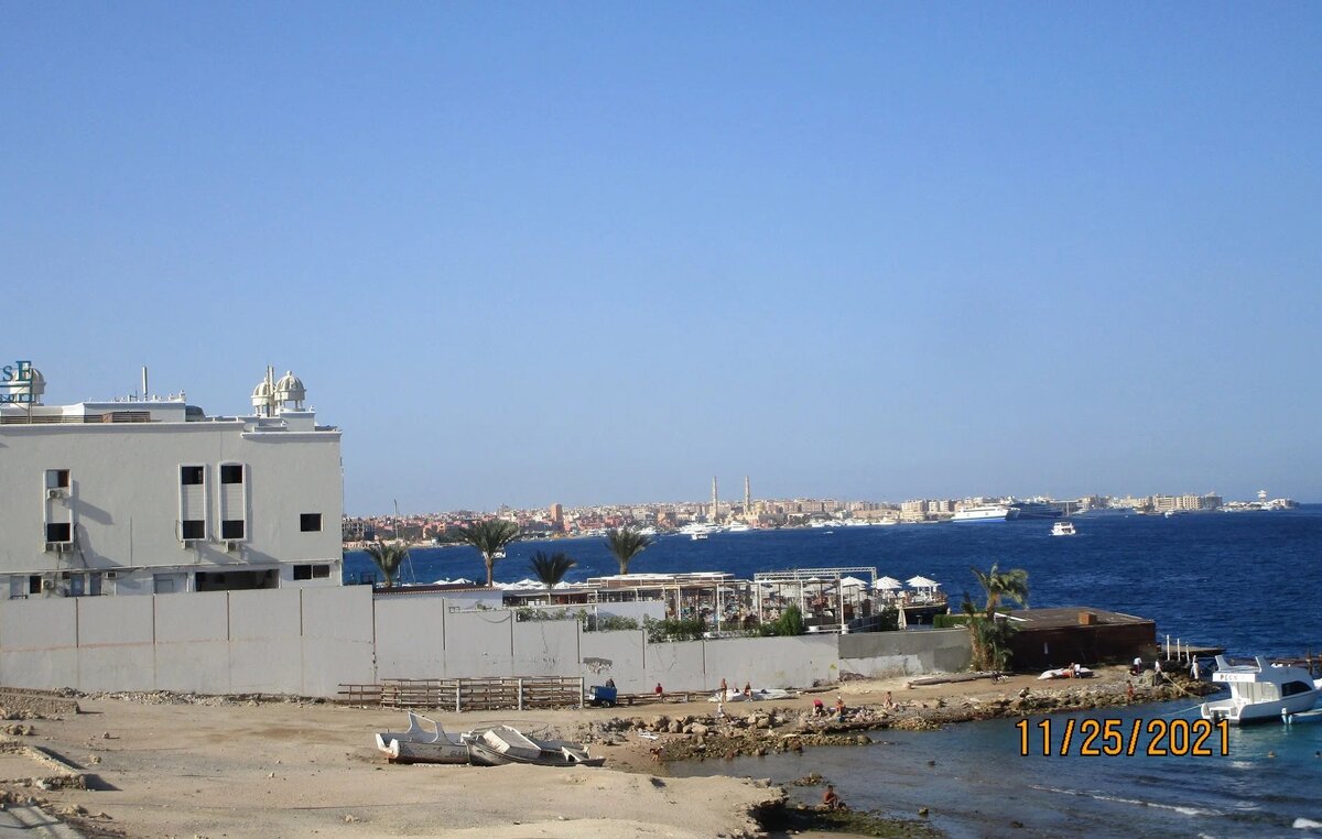 Вот это место, где египтянин высыпал мусор. Фото из моего архива за 2021 год.