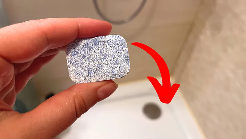 Eine regelmäßige Reinigung des Badezimmers kann helfen, Schimmelbildung vorzubeugen. Auf der Duschwanne tritt jedoch häufig Schmutz auf, der nichts mit Pilzen zu tun hat.-3