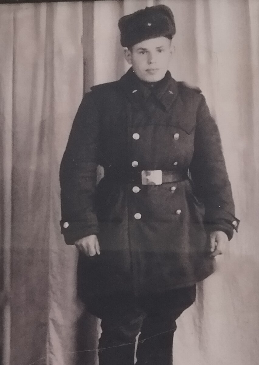 Папочка любимый молодой. Очень любил он эту фотографию и всем показывал