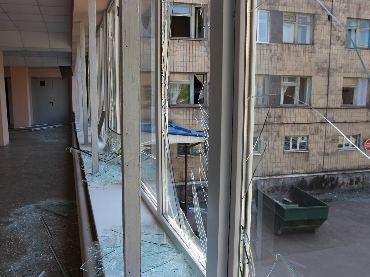    Выбитые окна городской больницы в результате обстрела ВСУ города Макеевки© РИА Новости / Сергей Аверин