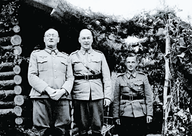 Глава 19-го горного корпуса (слева) в чине генерал-лейтенанта.