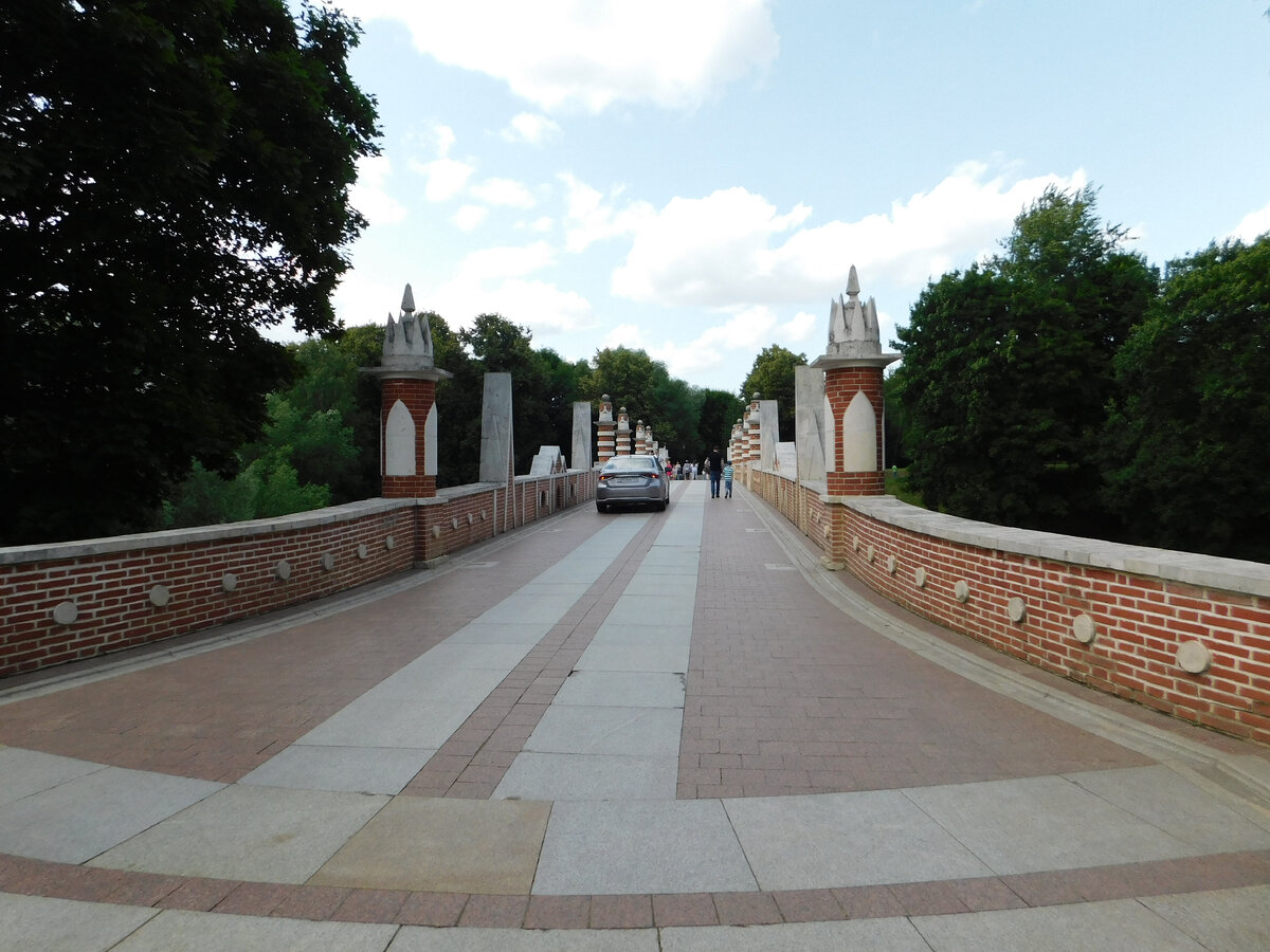 Оранжерейный мост в Царицыно отлично сохранился с 1778 года, с момента его постройки Баженовым. Фото автора.