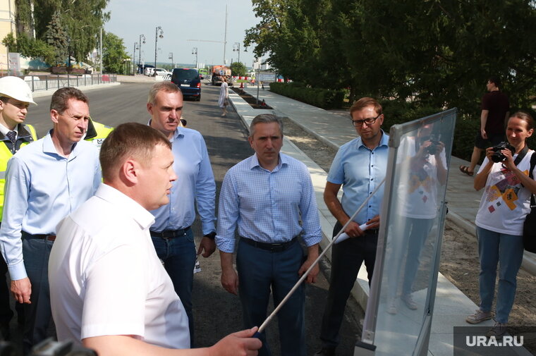    Губернатору Александру Моору и мэру города Руслану Кухаруку подробно объяснили план реконструкции Денис Моргунов © URA.RU