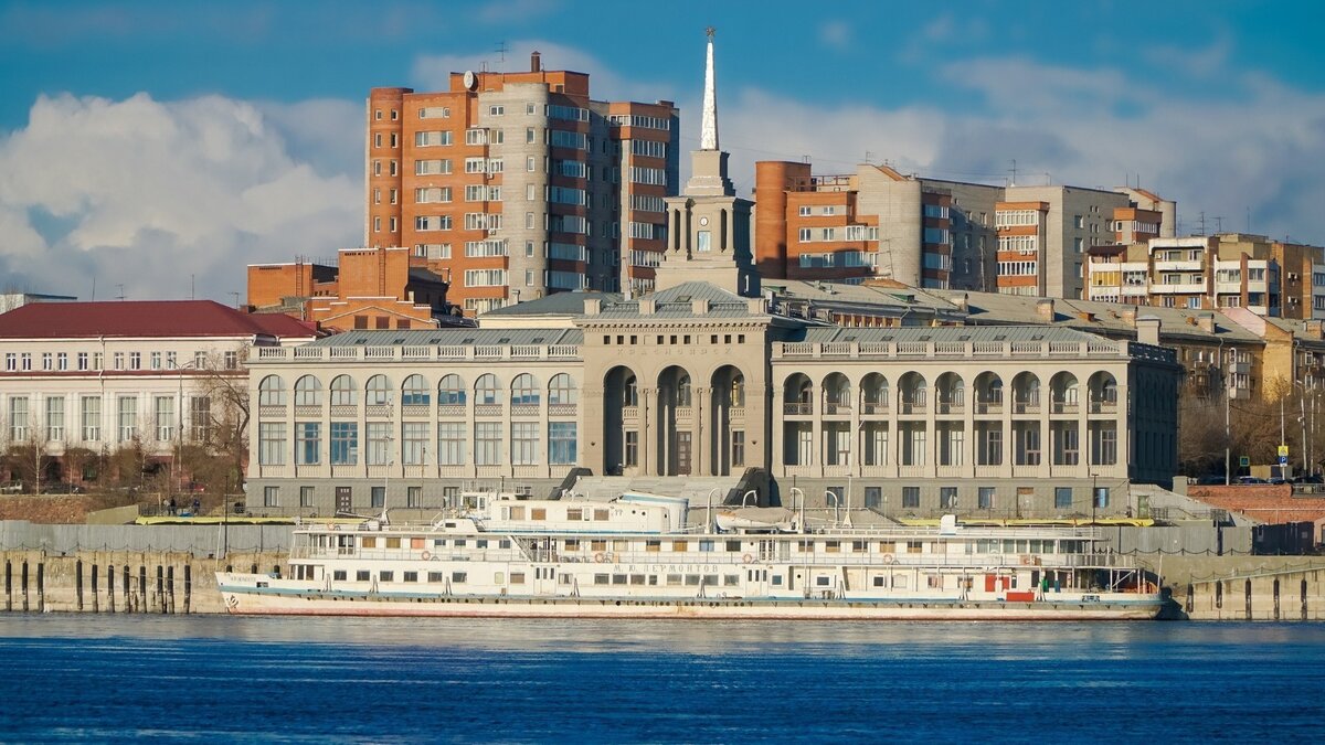     «Проспект Мира» составил топ для тех, кто хочет покататься по Енисею. Можно потанцевать на теплоходе или, например, научиться сапсерфингу.