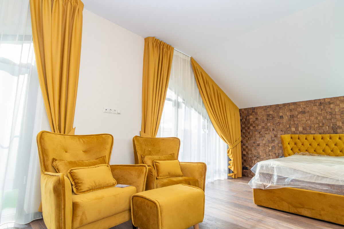 Как выбрать шторы для окон в трапециевидной форме?