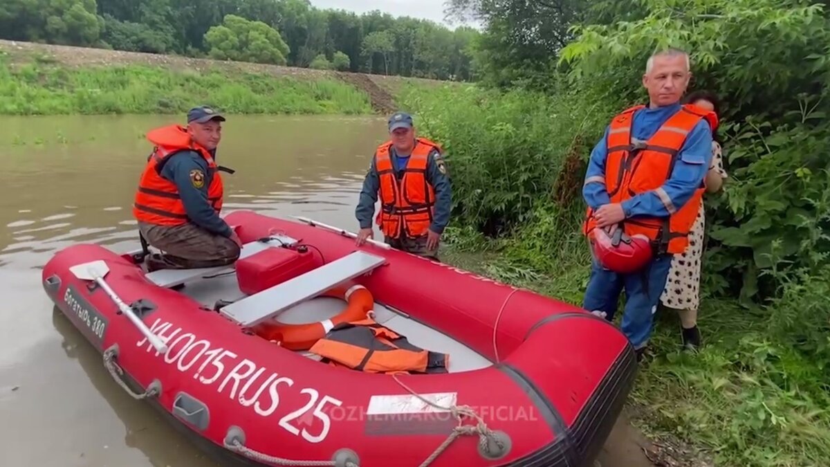     Рабочие бригады и спасатели укрепляют дамбу в микрорайоне «Семь ветров» в Уссурийске. Из-за сильных дождей вода перелилась через дамбу.