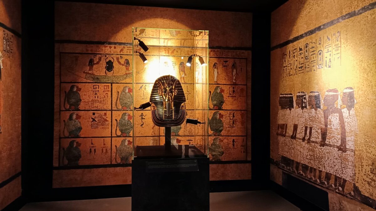 Фото сделано на выставке "Сокровища гробницы Тутанхамона"