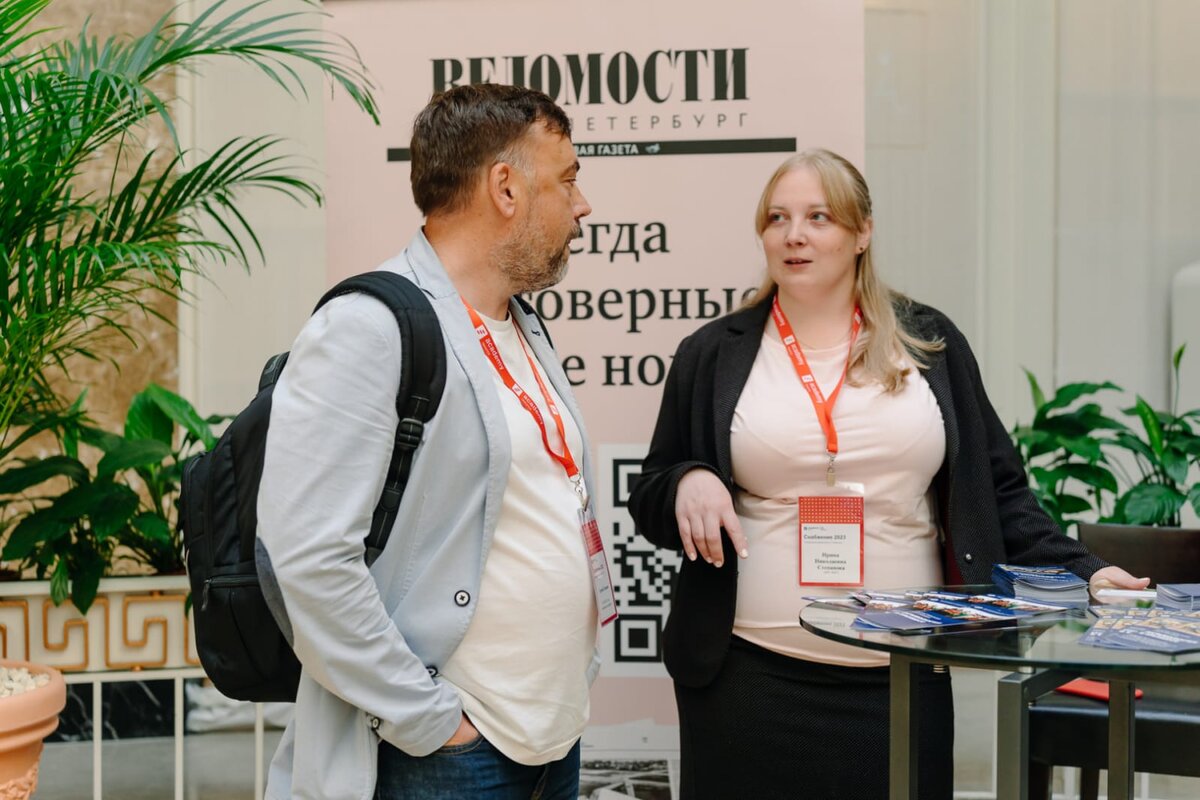 Я на конференции по снабжению представляла магистерскую программу НИУ ВШЭ "Психология в бизнесе". Рядом со мной Сергей Елисеев - преподаватель программы и антикризисный менеджер