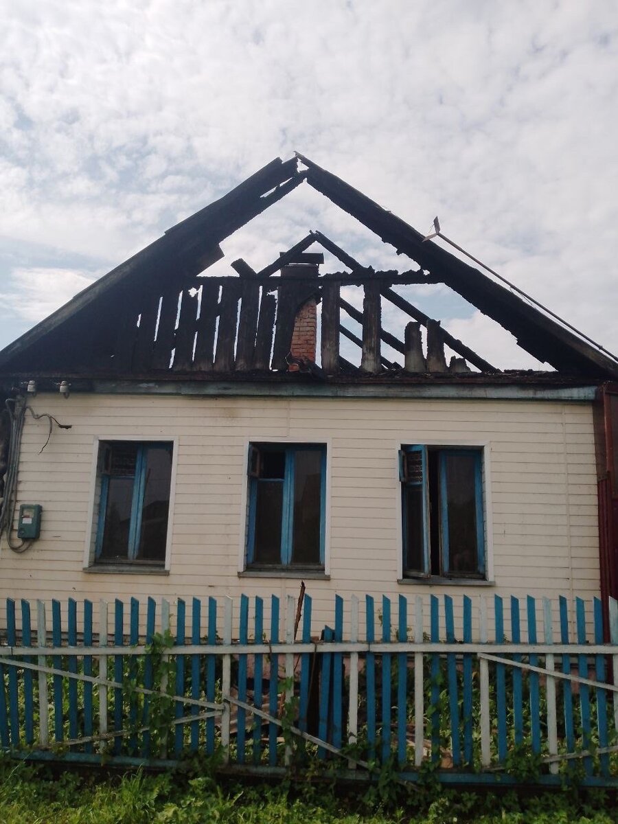    В карачевской Масловке у семьи с 2-мя детьми сгорел дом после удара молнии avchernov