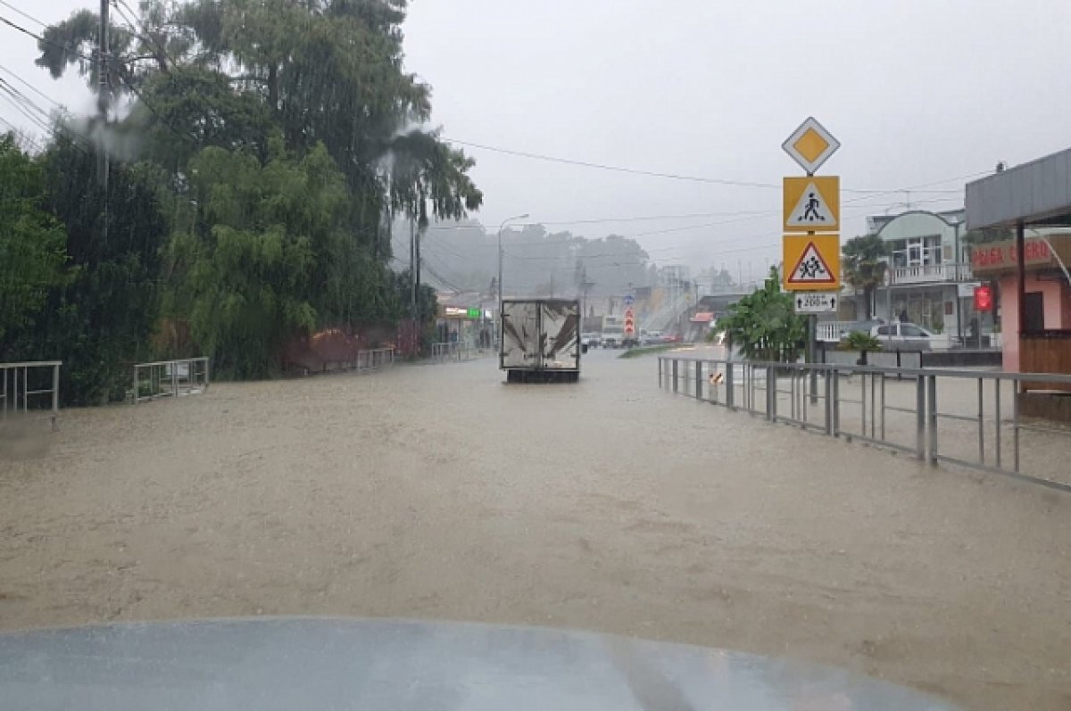    Из-за непогоды в Сочи потоком смыло с десяток автомобилей