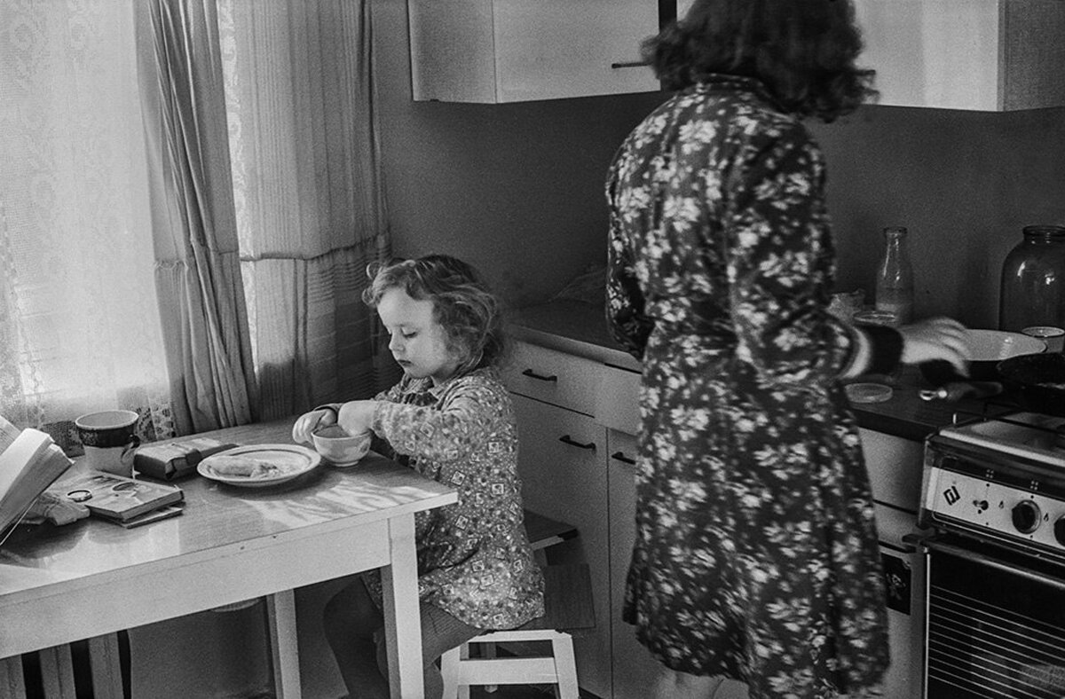 Мама в халате на кухне. Быт 50-х годов. Быт советских людей. Квартира советского человека. Советские люди на кухне.