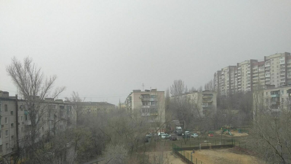     Испортившаяся погода в Волгограде сменила изнуряющую жару. А накануне волгоградцы стали свидетелями пыльной бури, накрывшей город.