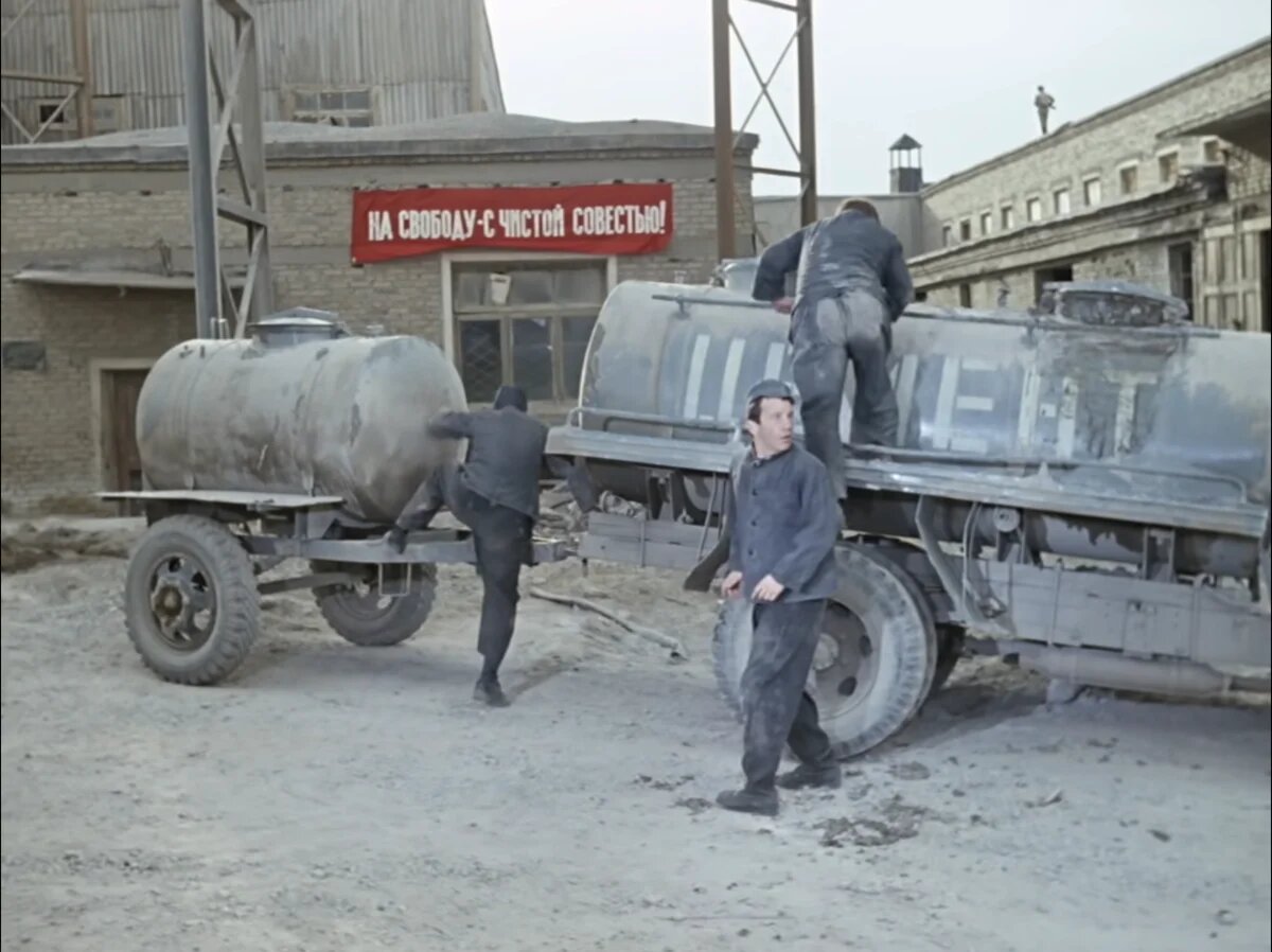 Побег на фоне того самого плаката (кадр из фильма). Источник: Внезапный фильм на вечер