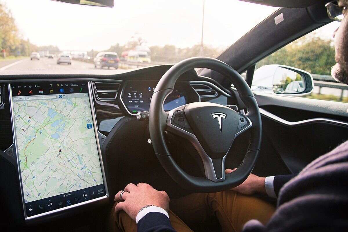 Фото https://astera.ru/news/podpisku-na-premium-funktsii-avtopilota-tesla-otsenila-v-199-dollarov/