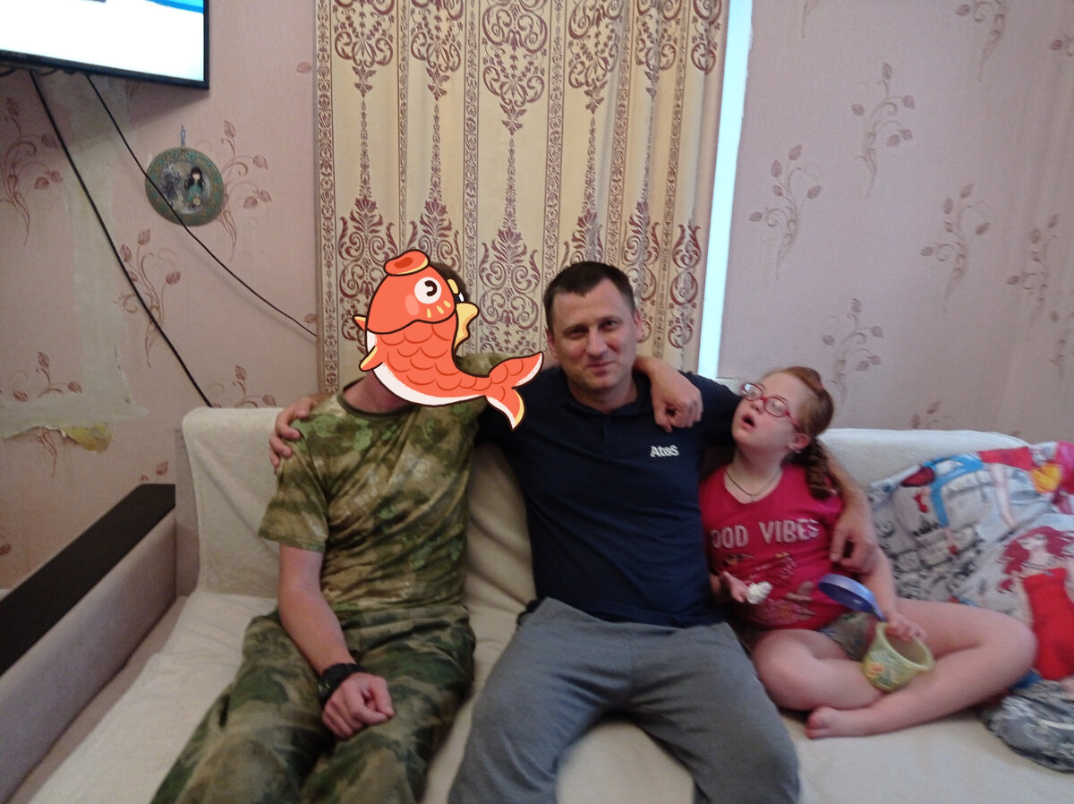 Я, Лиза и Серёга. Фото опять замылил из соображений безопасности. 