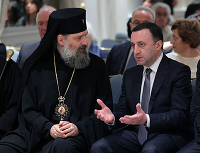   Кто хотел убить Местоблюстителя патриаршего престола и объявит ли Украина войну Грузии? – обсуждают граждане, у кого есть время на политику, а таких в Грузии осталось очень мало. Люди заняты – автомобильные заторы от Тбилиси до Ларса, свидетельствуют, что в Грузии как никогда много туристов, которые дают работу местному населению и пополняют грузинский госбюджет.