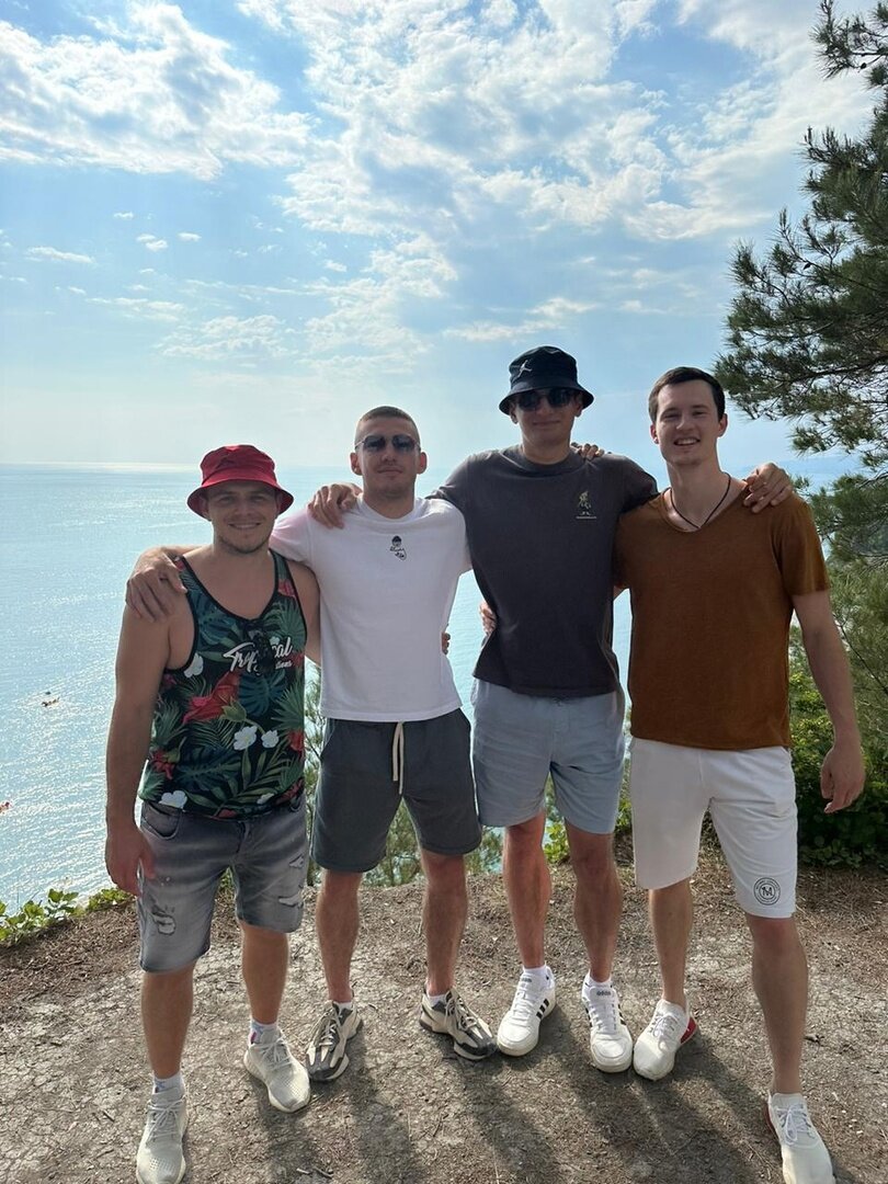 С краснодарскими друзьями: "Справа налево: Савелий Шалабанов, я, Батыр Биданок и наш общий друг Андрей"