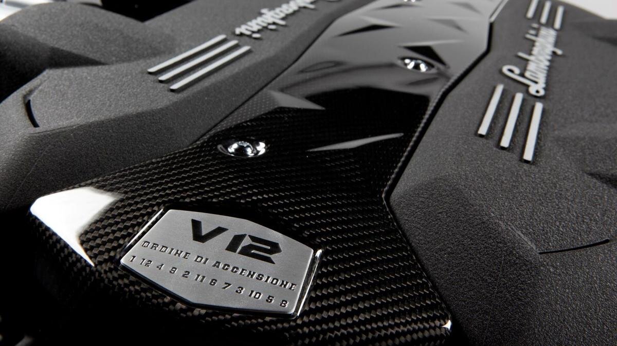 Lamborghini L539 V12

Это относительно новый двигатель, он был представлен в 2010 году и производится до сих пор. L539 V12 устанавливается на Aventador. Как и его предшественники, он получил угол в 60 градусов в V-образном сечении и объём 6,5 л. Но от предыдущих силовых агрегатов его отличает мощность: он может генерировать до 740 л.с. с такой конфигурацией без помощи каких-либо устройств сжатия. Lamborghini V12 вошёл в историю с первым V12 в 350 GT в 1963 году, а теперь снова в Aventador. В новом 1000-сильном гиперкаре Lamborghini этот двигатель будет работать в паре с гибридной силовой установкой.
