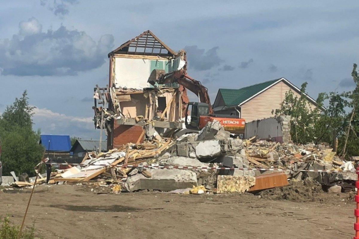    Незаконно построенный на берегу реки многоквартирный дом сносят в Иркутске