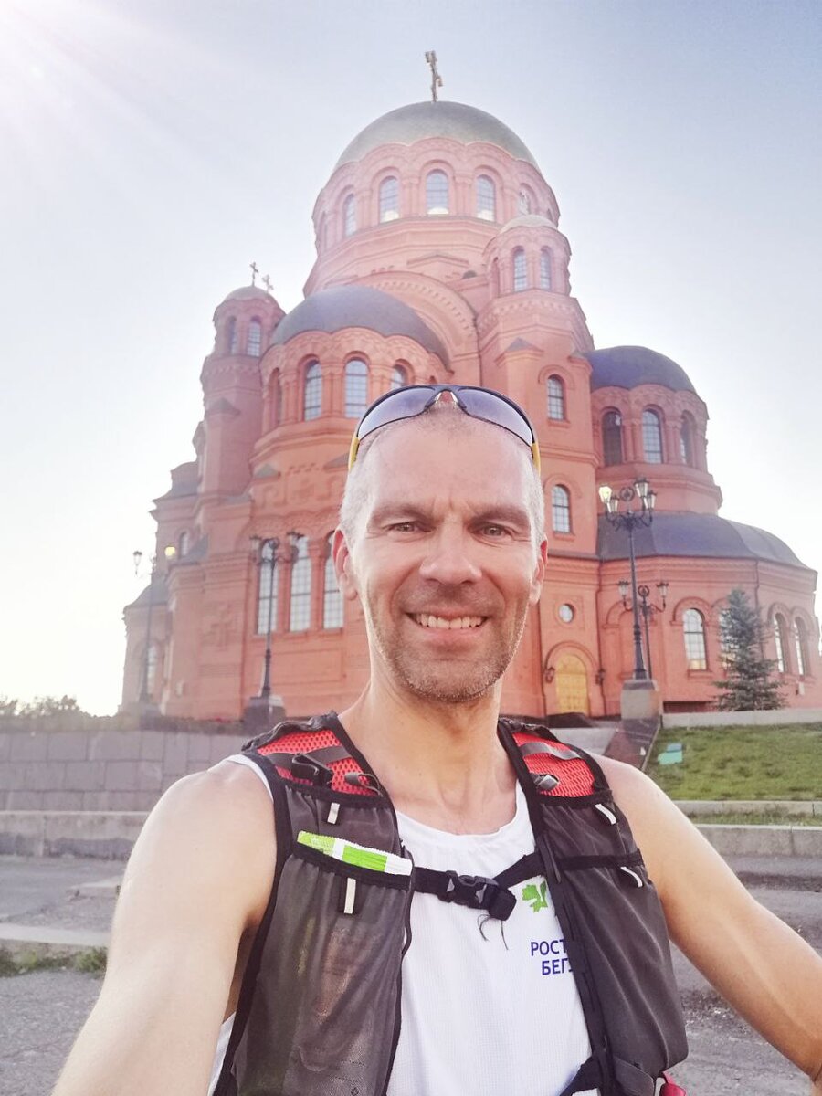 Кафедральный собор Александра Невского в лучах утреннего солнца.