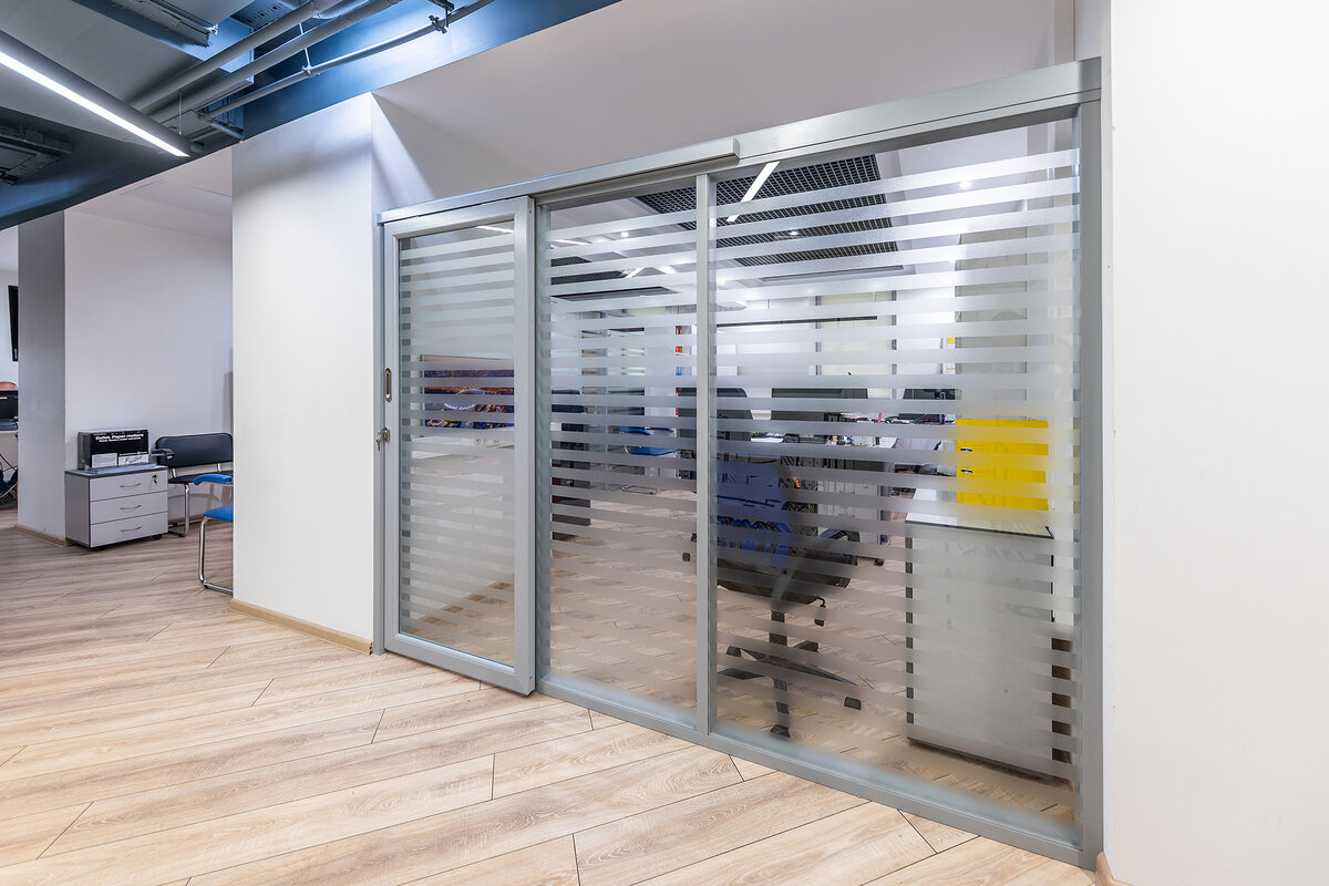 Стационарные алюминиевые перегородки с остеклением NAYADA-Standart