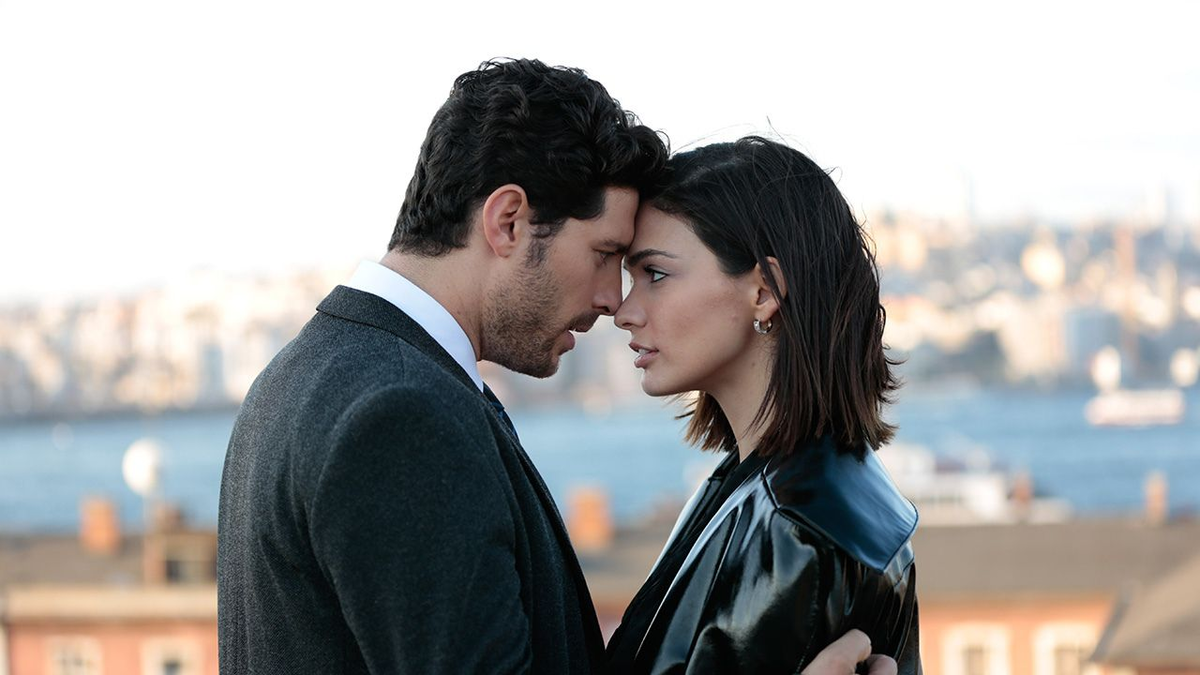 совершенно другой на турецком с субтитрами. расскажи карадениз турецкий сериал. любовь заставить плакать турецкий актеры. совершенно другой на турецком с субтитрами. озгюр и эзги.