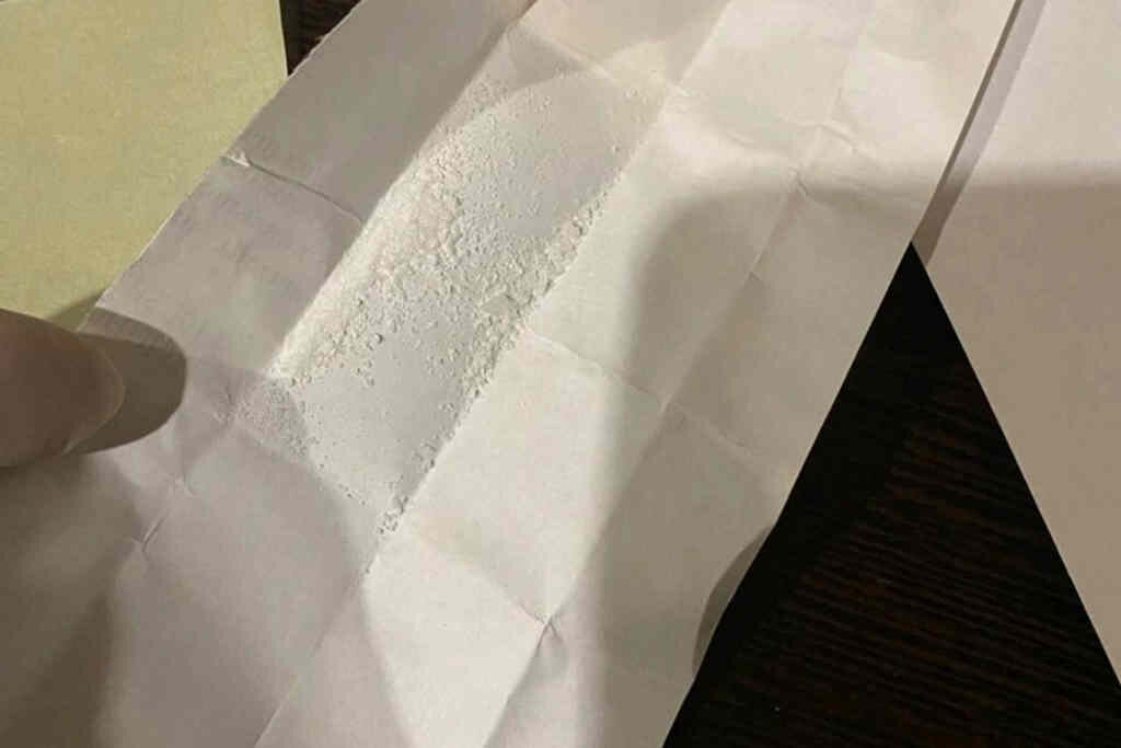    При досмотре у 35-летнего задержанного обнаружили и изъяли четыре свертка с порошкообразным веществом.