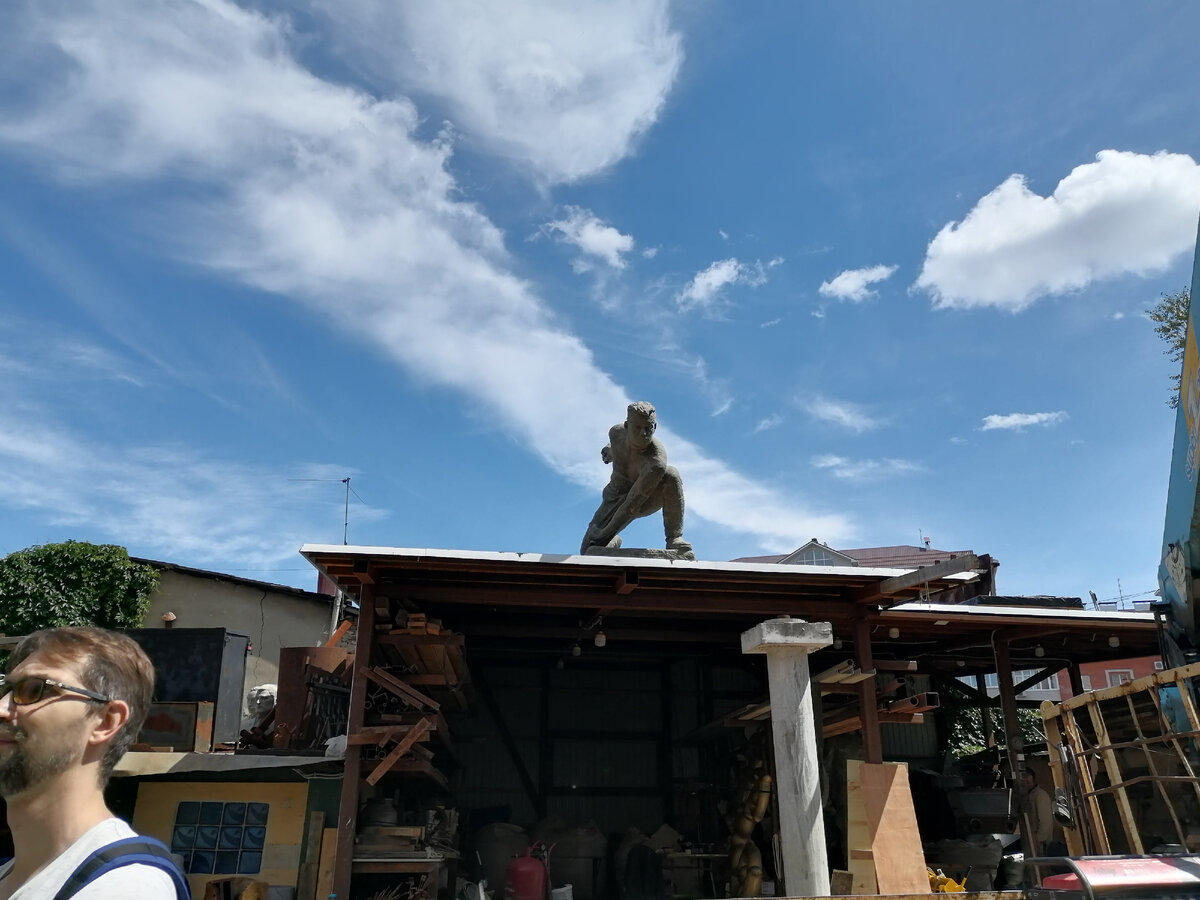 Так и кажется - сейчас спрыгнет с крыши и побежит!